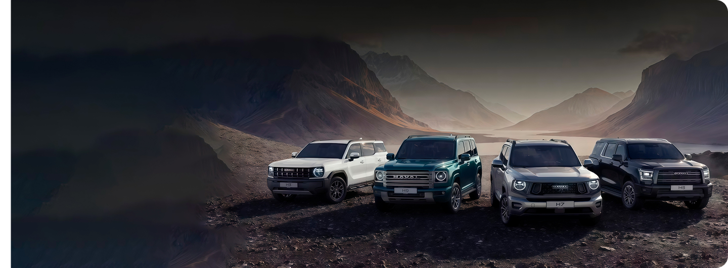 Женщина с планшетом у автомобиля